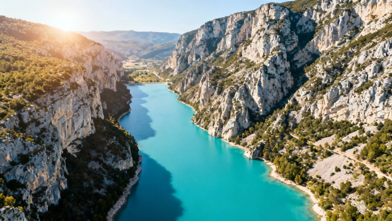 Vue aérienne du lac de Sainte-Croix et des Gorges du Verdon